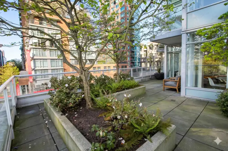 402 480 ROBSON STREET - photo 4 of 23