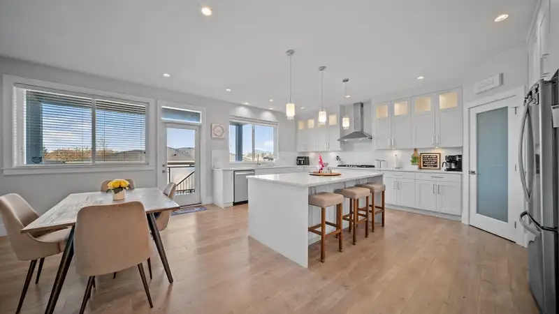 14551 61 AVENUE - photo 3 of 29