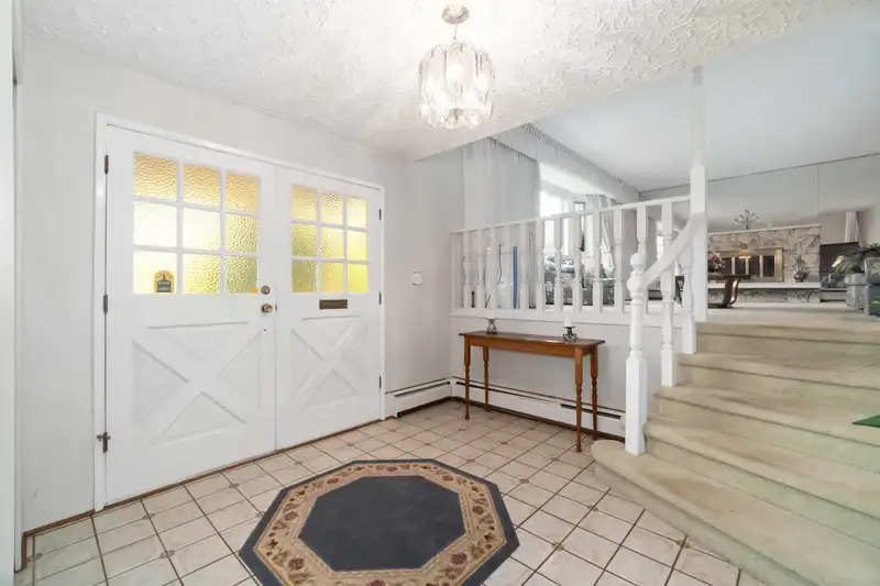 814 KELVIN STREET - photo 4 of 40