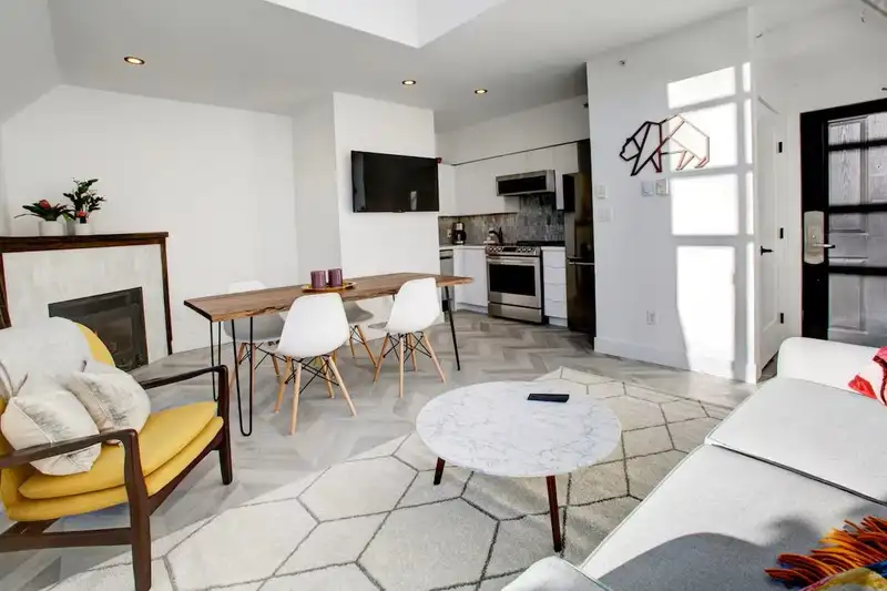 501 4369 MAIN STREET - photo 1 of 11