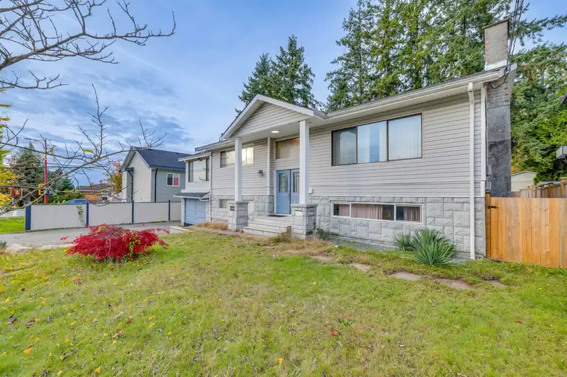 11631 92 AVENUE - photo 2 of 31