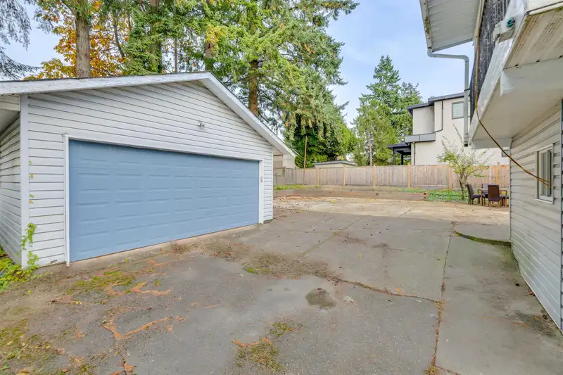 11631 92 AVENUE - photo 4 of 31