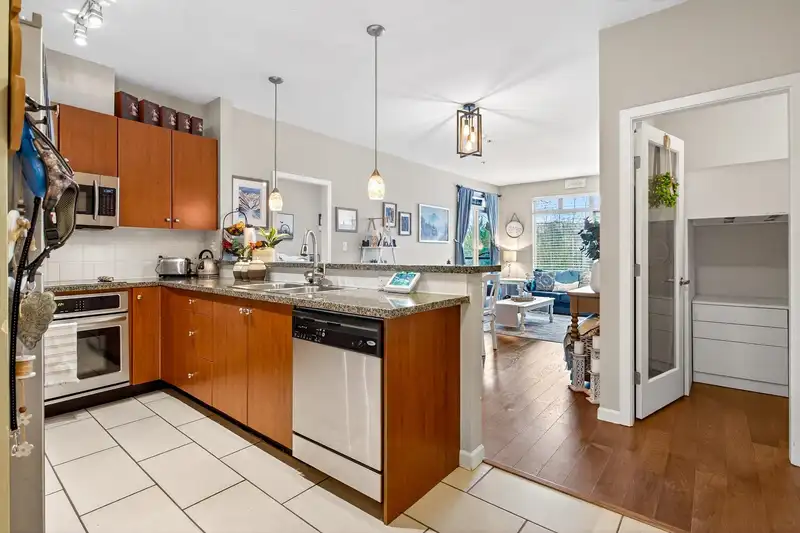 302 100 CAPILANO ROAD - photo 4 of 35