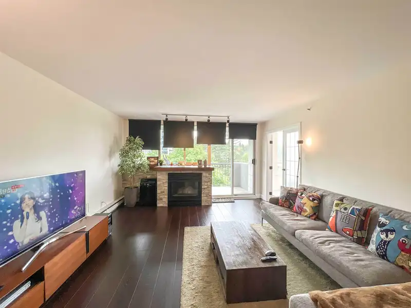 904 555 AUSTIN AVENUE - photo 3 of 28