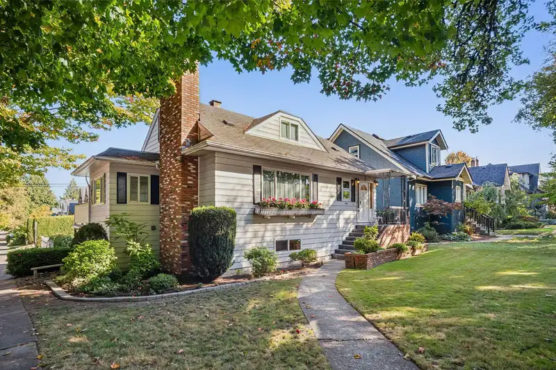 1506 KAMLOOPS STREET - photo 1 of 39