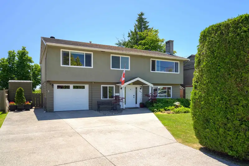 5542 44 AVENUE - photo 1 of 40