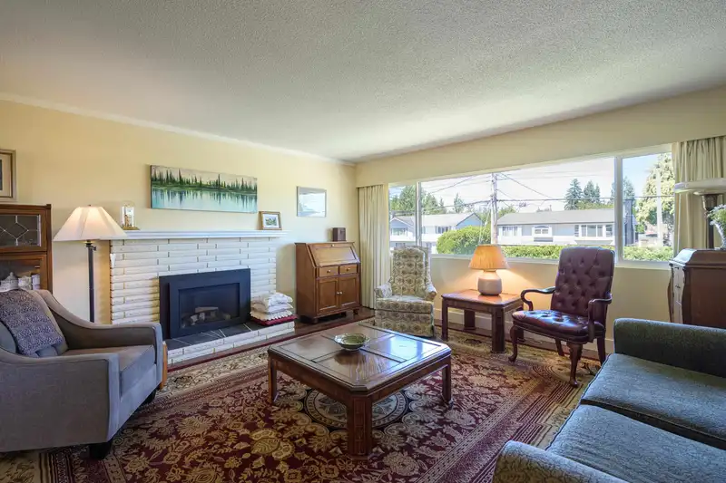 5542 44 AVENUE - photo 2 of 40