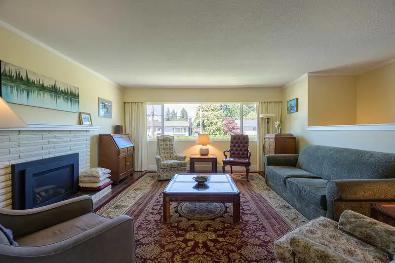5542 44 AVENUE - photo 3 of 40