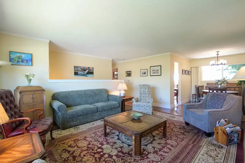 5542 44 AVENUE - photo 4 of 40