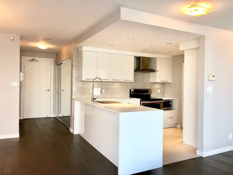 2001 1228 MARINASIDE CRESCENT - photo 3 of 24