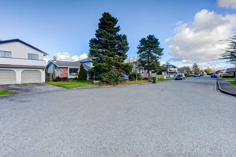 4391 DEERFIELD CRESCENT - photo 2 of 11