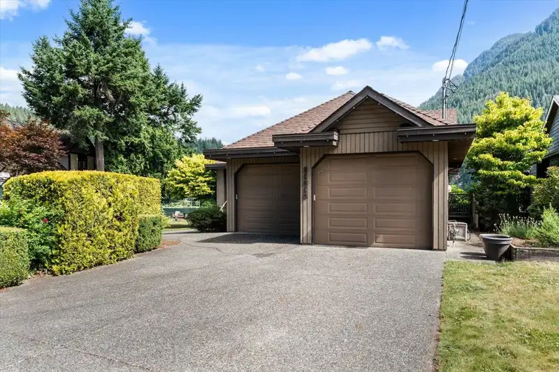 21313 LAKEVIEW CRESCENT - photo 2 of 40