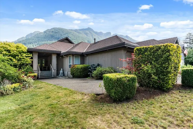 21313 LAKEVIEW CRESCENT - photo 3 of 40