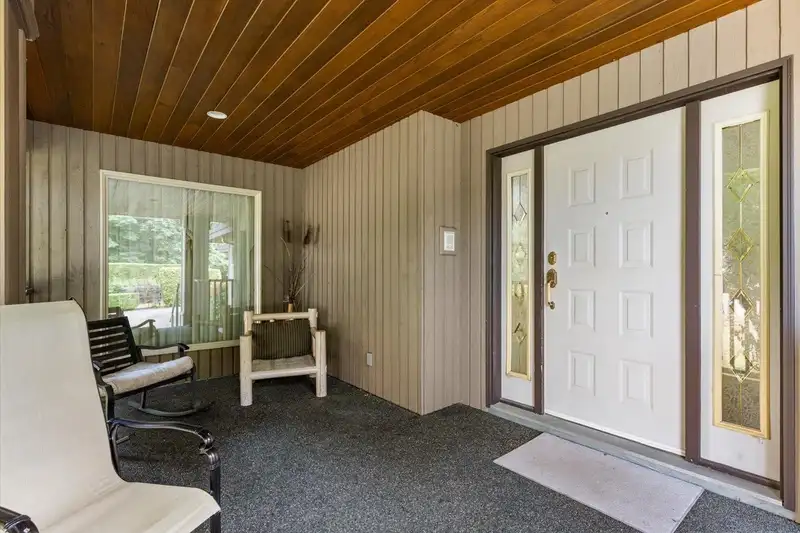 21313 LAKEVIEW CRESCENT - photo 4 of 40