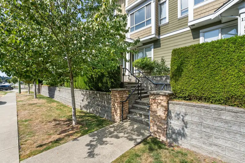 14 20159 68 AVENUE - photo 1 of 32
