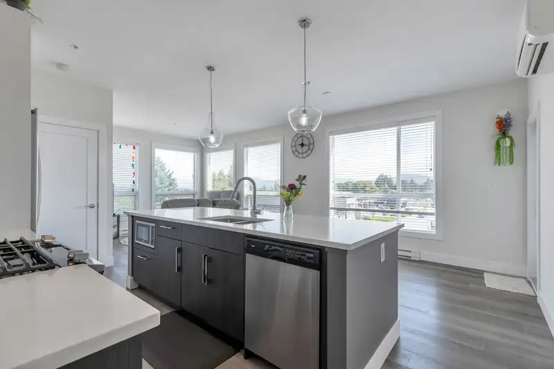 405 32838 VENTURA AVENUE - photo 3 of 40