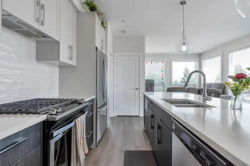 405 32838 VENTURA AVENUE - photo 4 of 40