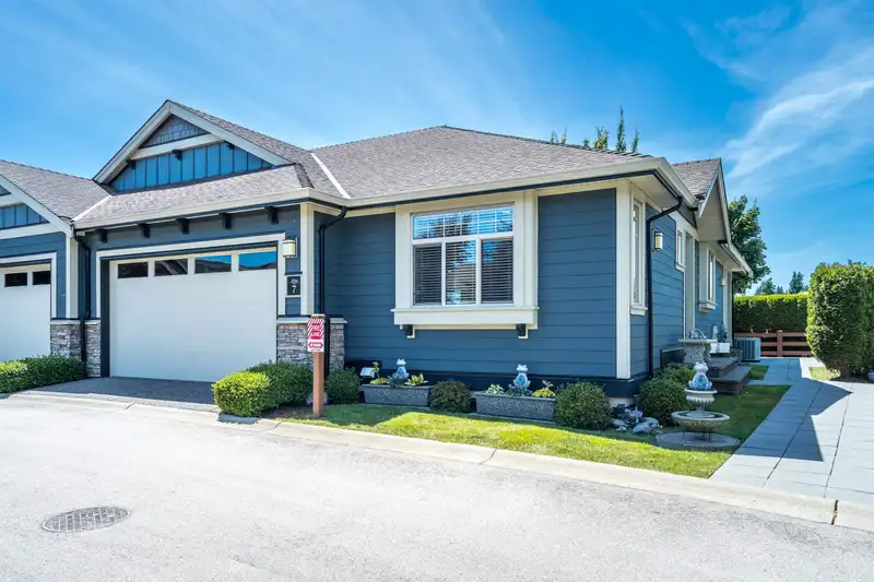 7 350 174 STREET - photo 1 of 40