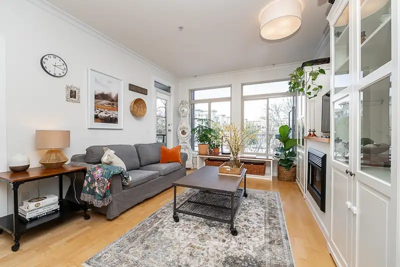 216 15385 101A AVENUE - photo 1 of 40