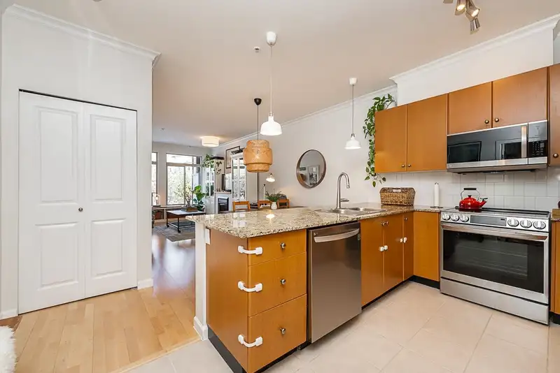 216 15385 101A AVENUE - photo 4 of 40