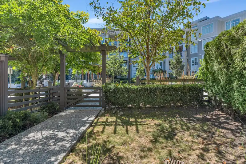 22 15405 31 AVENUE - photo 2 of 37