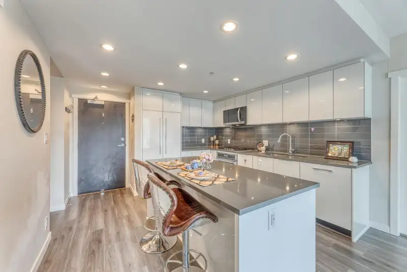 1004 3100 WINDSOR GATE - photo 3 of 38
