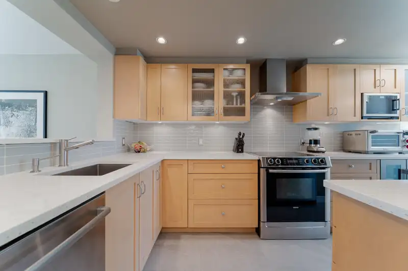 601 1345 BURNABY STREET - photo 2 of 33