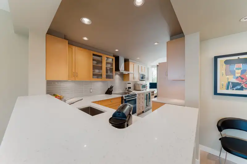 601 1345 BURNABY STREET - photo 3 of 33