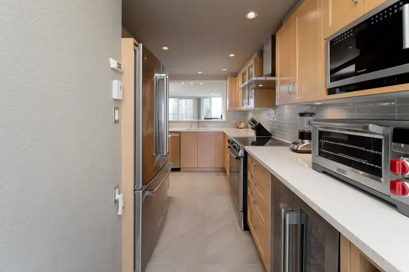 601 1345 BURNABY STREET - photo 4 of 33