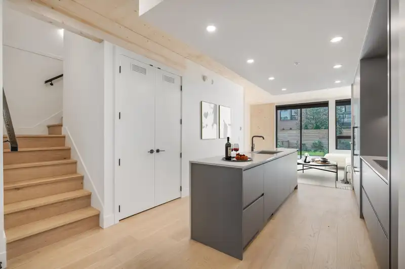 119 310 SALTER STREET - photo 2 of 25