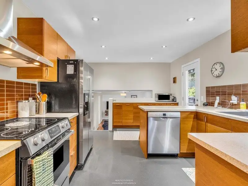 999 53A STREET - photo 2 of 39