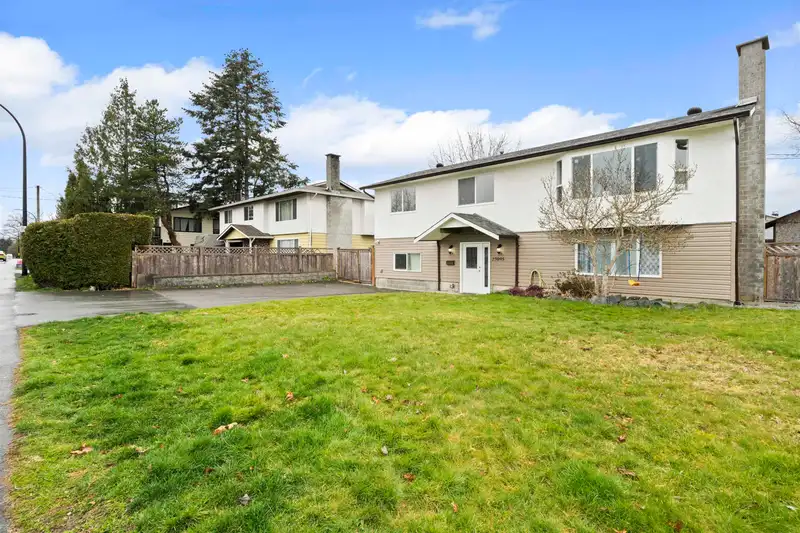 23095 117 AVENUE - photo 1 of 27