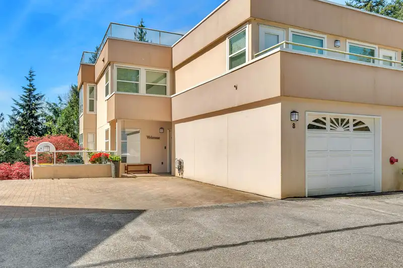 8 2425 EDGEMONT BOULEVARD - photo 1 of 38