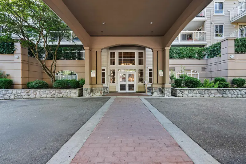 326 19750 64 AVENUE - photo 2 of 25