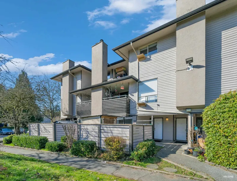 10590 Holly PARK LANE - photo 1 of 12