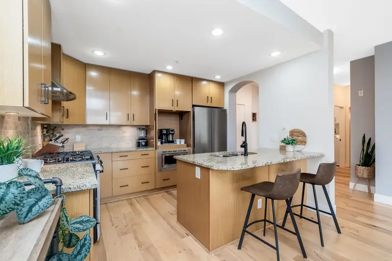 306 16483 64 AVENUE - photo 4 of 25