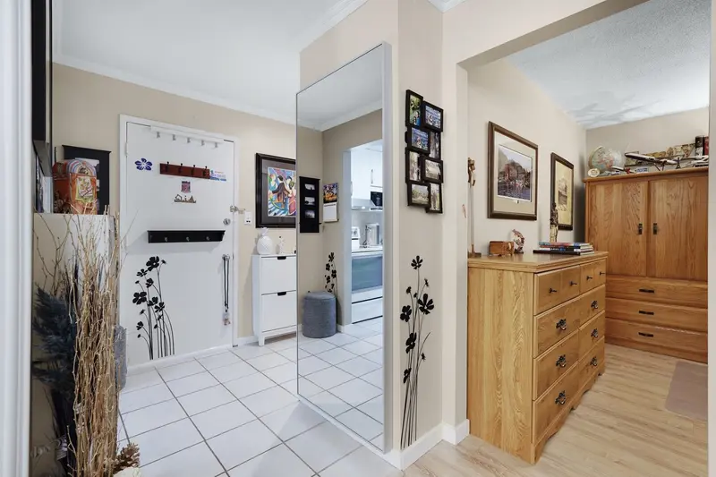 202 9300 GLENACRES DRIVE - photo 4 of 23