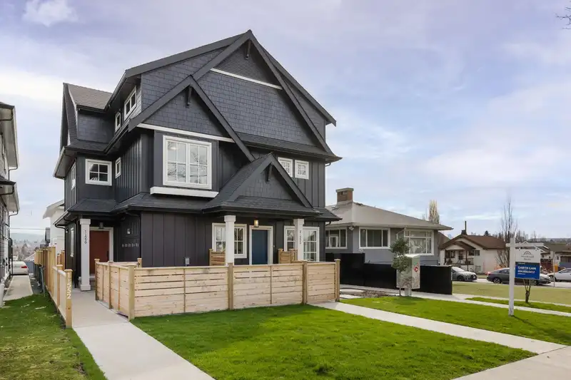 2 550 KASLO STREET - photo 2 of 34