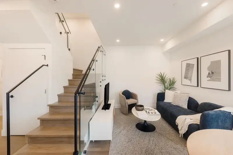 2 550 KASLO STREET - photo 4 of 34