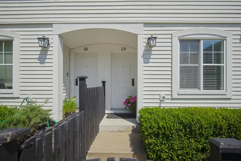 29 19180 65 AVENUE - photo 2 of 33