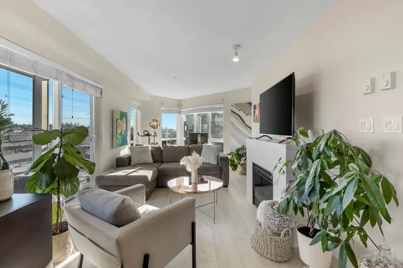 404 15785 CROYDON DRIVE - photo 2 of 25