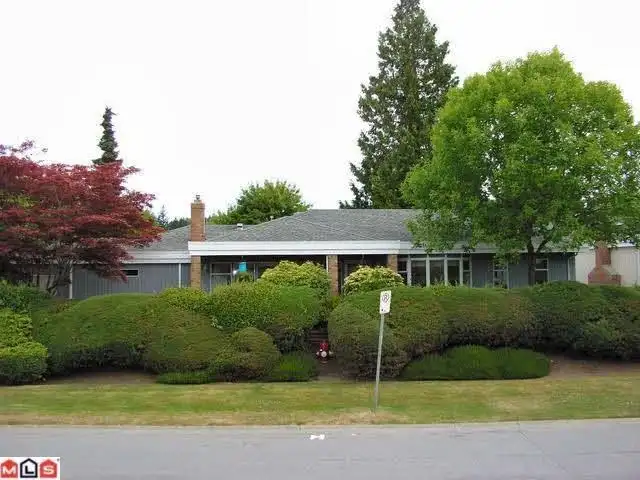 102 14271 18A AVENUE - photo 1 of 32