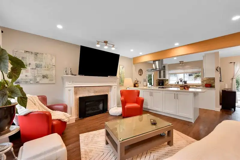 102 14271 18A AVENUE - photo 4 of 32