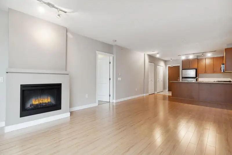 302 9222 UNIVERSITY CRESCENT - photo 4 of 21