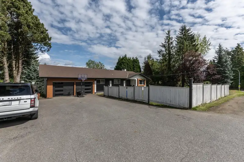 2802 UPLAND CRESCENT - photo 2 of 14