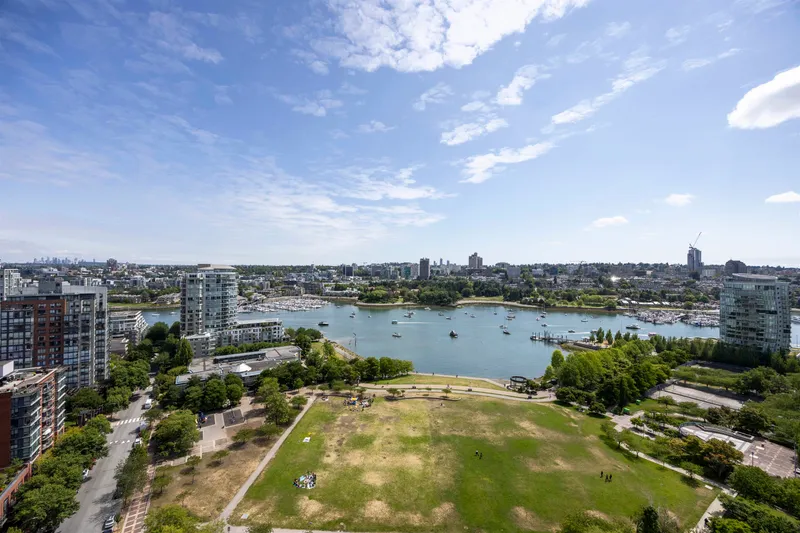 2505 388 DRAKE STREET - photo 1 of 14