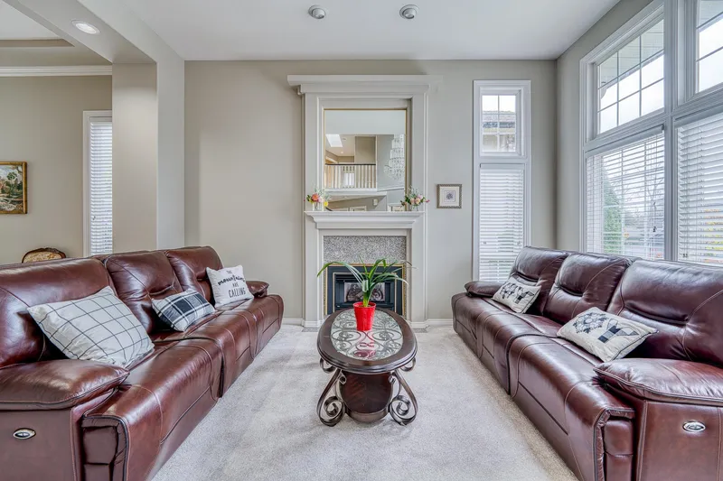 15643 78A AVENUE - photo 3 of 25