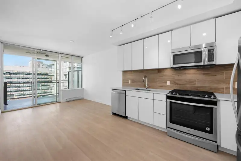 1205 200 NELSON'S CRESCENT - photo 2 of 27