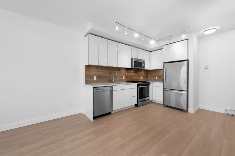 1205 200 NELSON'S CRESCENT - photo 4 of 27
