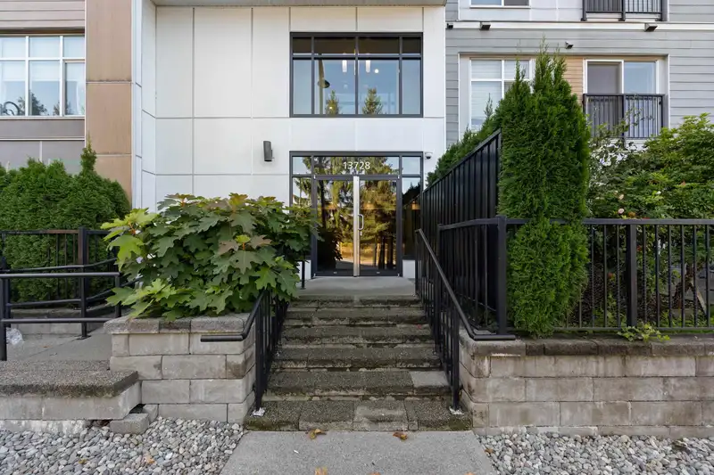 503 13728 108 AVENUE - photo 4 of 28